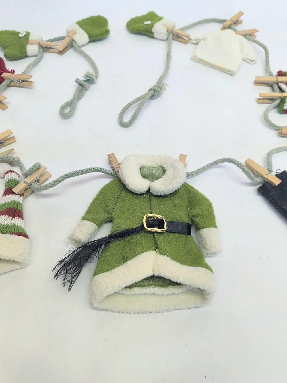 AVON Christmas Mini Elf Clothes On Clothesline W Clothespins Holiday Felt Decor